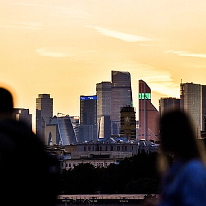 В центре Москвы перекрыли движение, в Петербурге потушили загоревшийся автомобиль на КАД