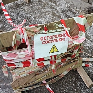 В Петербурге возбудили дело после падения наледи на мужчину