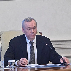 Травников поручил изучить новые меры поддержки семей с детьми в Новосибирской области