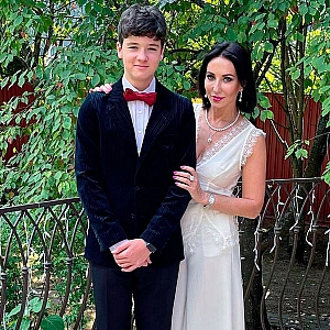 Алика Смехова отправилась в Англию с 18-летним сыном