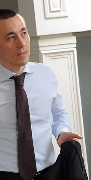 Самолет зашел в пике: латвийский ландромат с арестами и скандал с гаражами