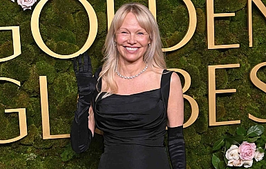 Памела Андерсон дебютировала с новым образом на показе Tom Ford в Париже