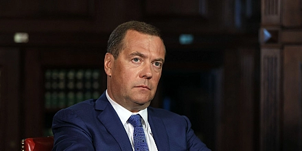 Медведев заявил, что после отмены встречи Путина и Трампа Россия может усиливать удары по Украине