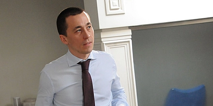 Самолет зашел в пике: латвийский ландромат с арестами и скандал с гаражами