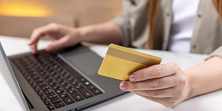 В ЦБ допустили рост доли безналичных платежей в России выше 90%