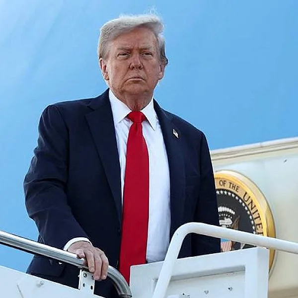 Трамп вылетел на саммит с Путиным на Аляске