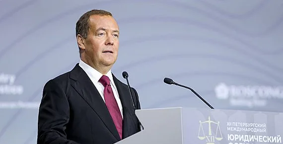 Медведев обвинил ряд государств в попытках подчинить международное право собственным интересам